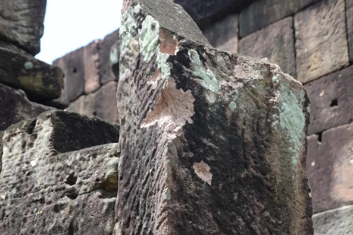 ทบ. เปิดภาพความเสียหาย ปราสาทตาเมือนธม เหตุสู้รบชายแดนไทย-กัมพูชา