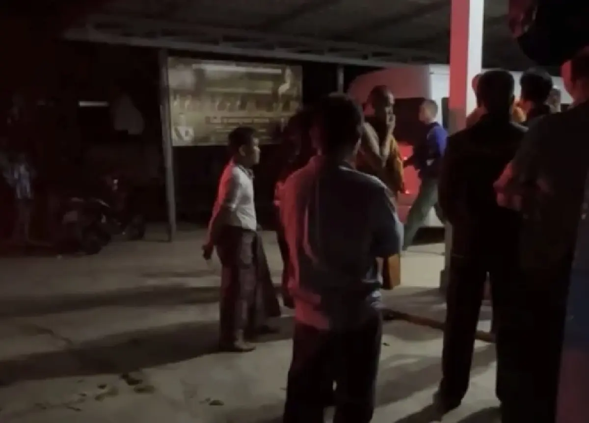 ฉาวอีก เจ้าอาวาสวัดมั่วสีกา ชาวบ้านฮือล้อมจับคากุฏิกลางดึก อ้างมาถวายเห็ด