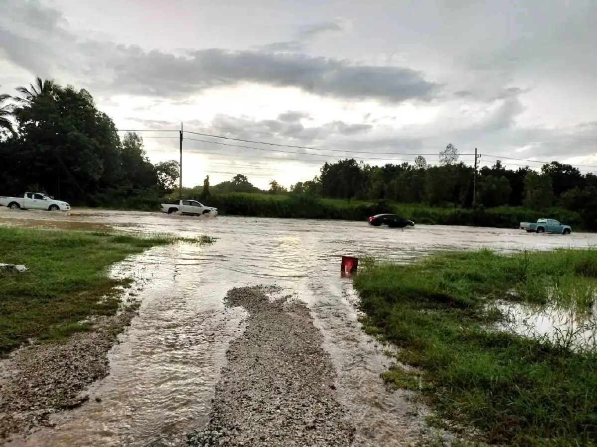 เตือนฝนตกหนัก คนใช้รถระวัง น้ำท่วมถนนมิตรภาพ ขอนแก่น ทล.2 รอระบาย