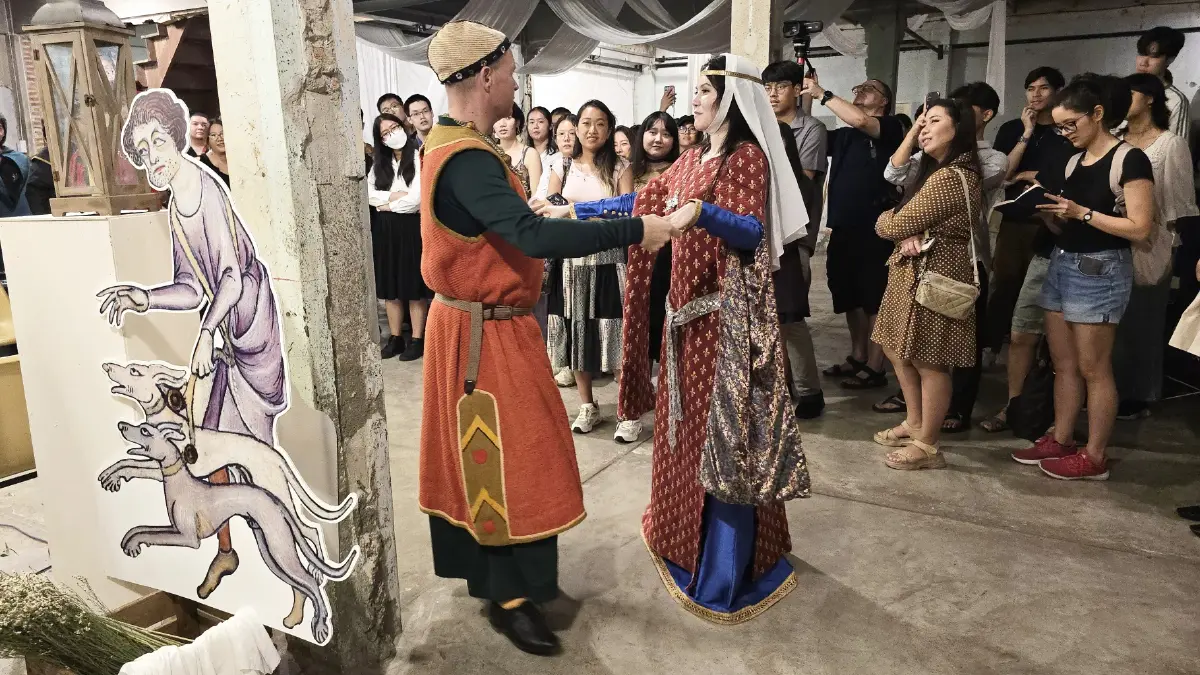 มา ‘เต้นรำ’ กันเถอะ เรียนรู้วิธีการเต้นรำแบบคน ‘ยุคกลาง’