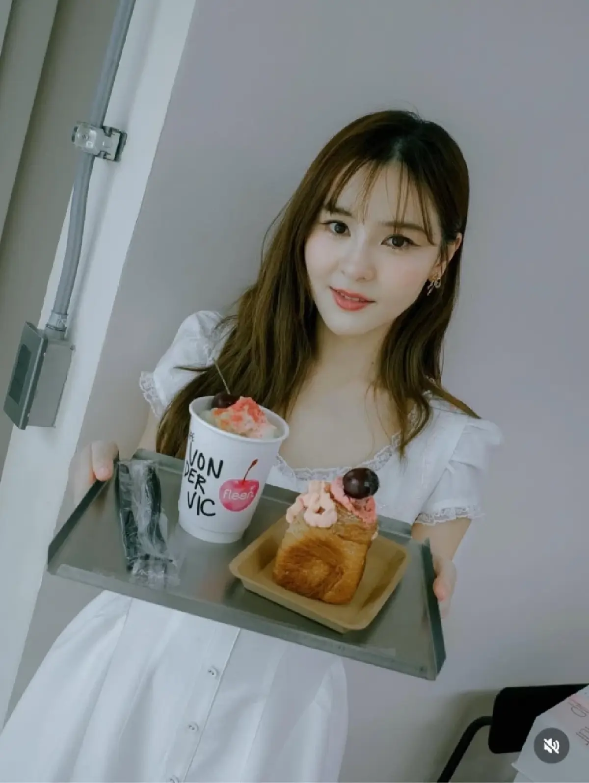 "ออม สุชาร์" แจงแล้วหลังถูกโยงข่าว ดาราดังฮุบกิจการ ขออย่าด่วนตัดสิน