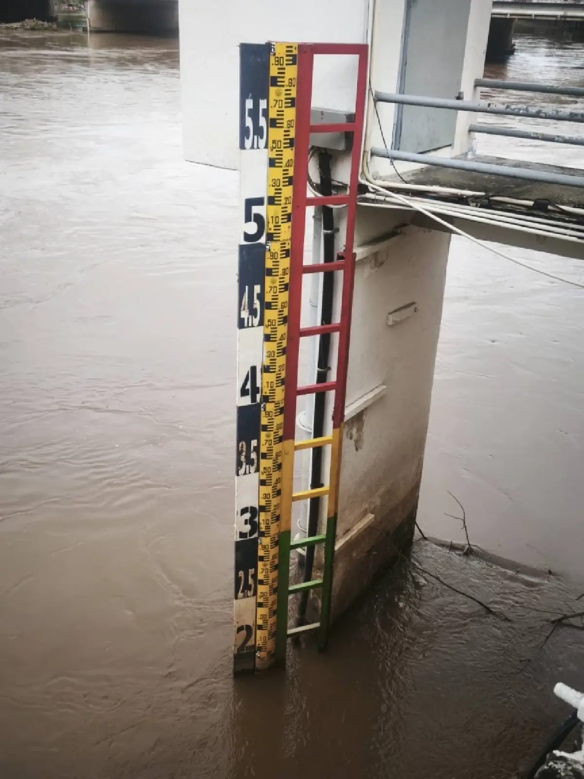 รฟท. สั่งเฝ้าระวัง 24 ชม. รับมือ 'พายุหนองฟ้า' คุมเข้มความปลอดภัย