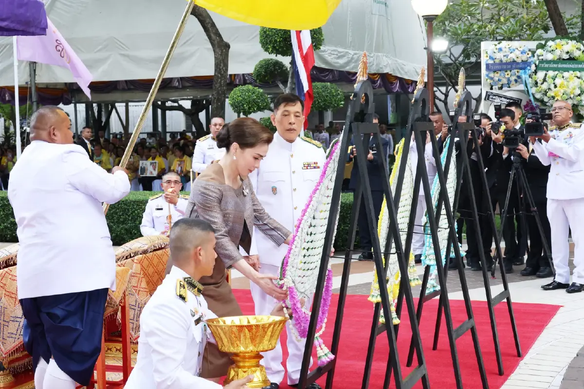 ในหลวง-พระราชินี ทรงวางพวงมาลา ถวายราชสักการะ เนื่องใน วันมหิดล