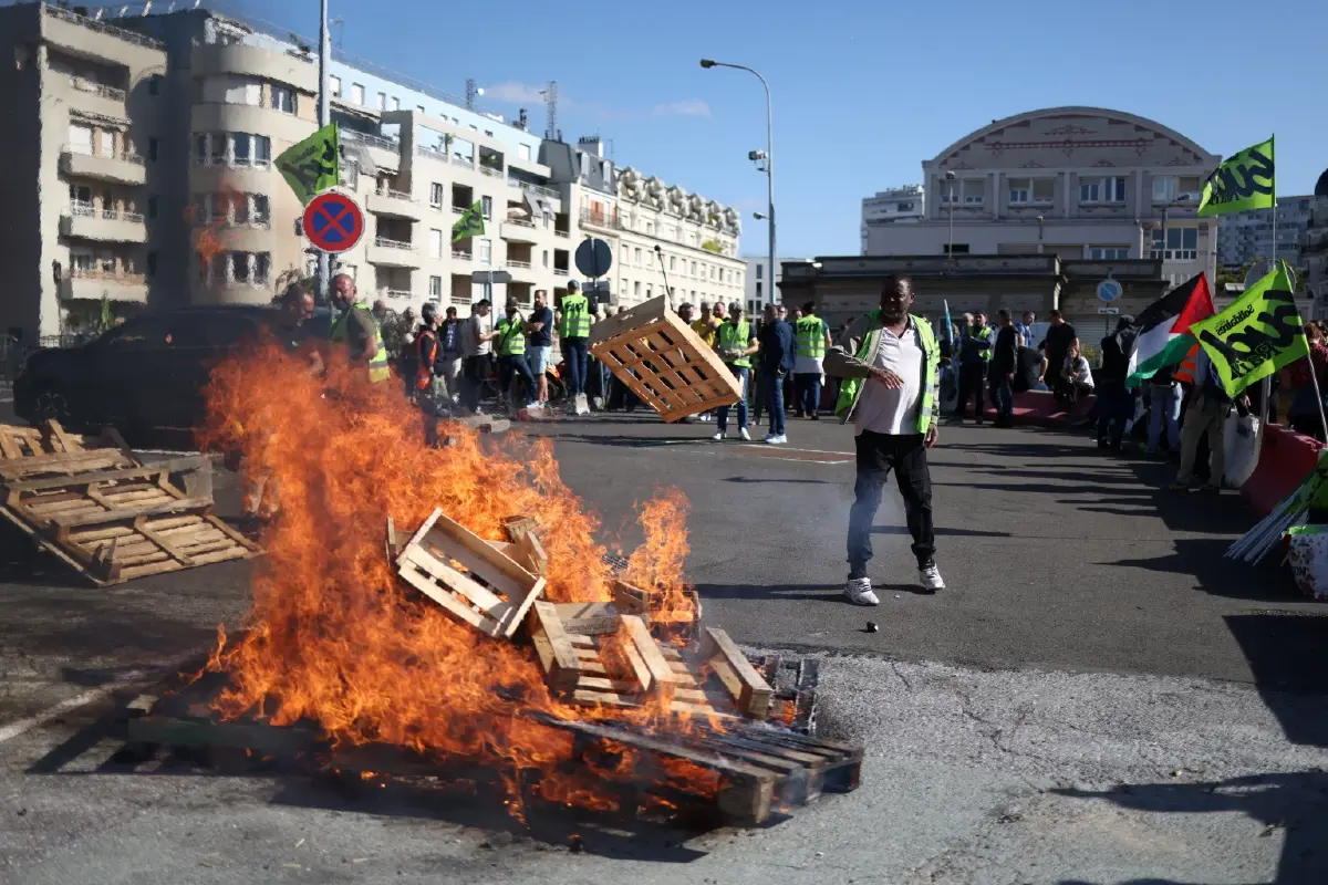 'แรงงานฝรั่งเศส-นักเรียน' ประท้วงหยุดงาน 800,000 คน ค้านรัฐบาลลดงบประมาณ