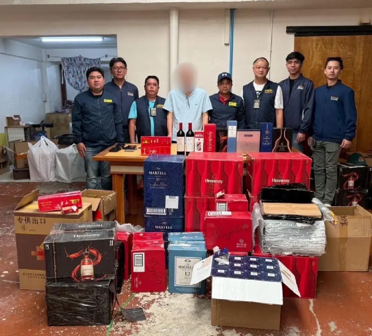 ไวน์ เหล้านอก บุหรี่ หนีภาษีโดนบุก 12 จุด ยึดของกลาง 8,000 รายการ