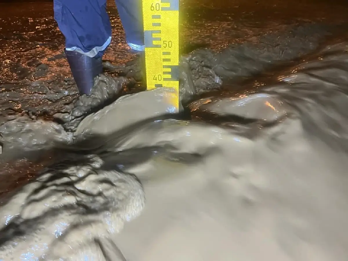 น้ำป่าทะลัก อ.หล่มเก่า น้ำขึ้นสูง สะพานแม่น้ำป่าสัก รถผ่านไม่ได้