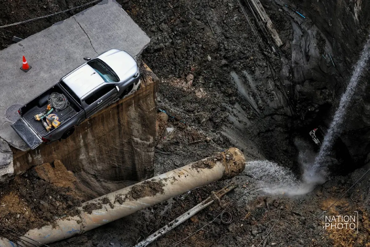 ด่วน! ถนนยุบเพิ่ม หน้า รพ.วชิรพยาบาล - แยกซังฮี้ ต้องอพยพกู้ภัยออก