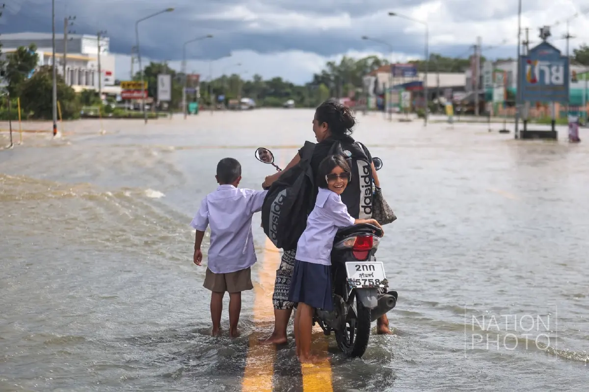 พายุบัวลอย พ่นพิษ ฝนตกหนัก น้ำทะลักท่วมถนน "สังขะ-บัวเชด" จ.สุรินทร์