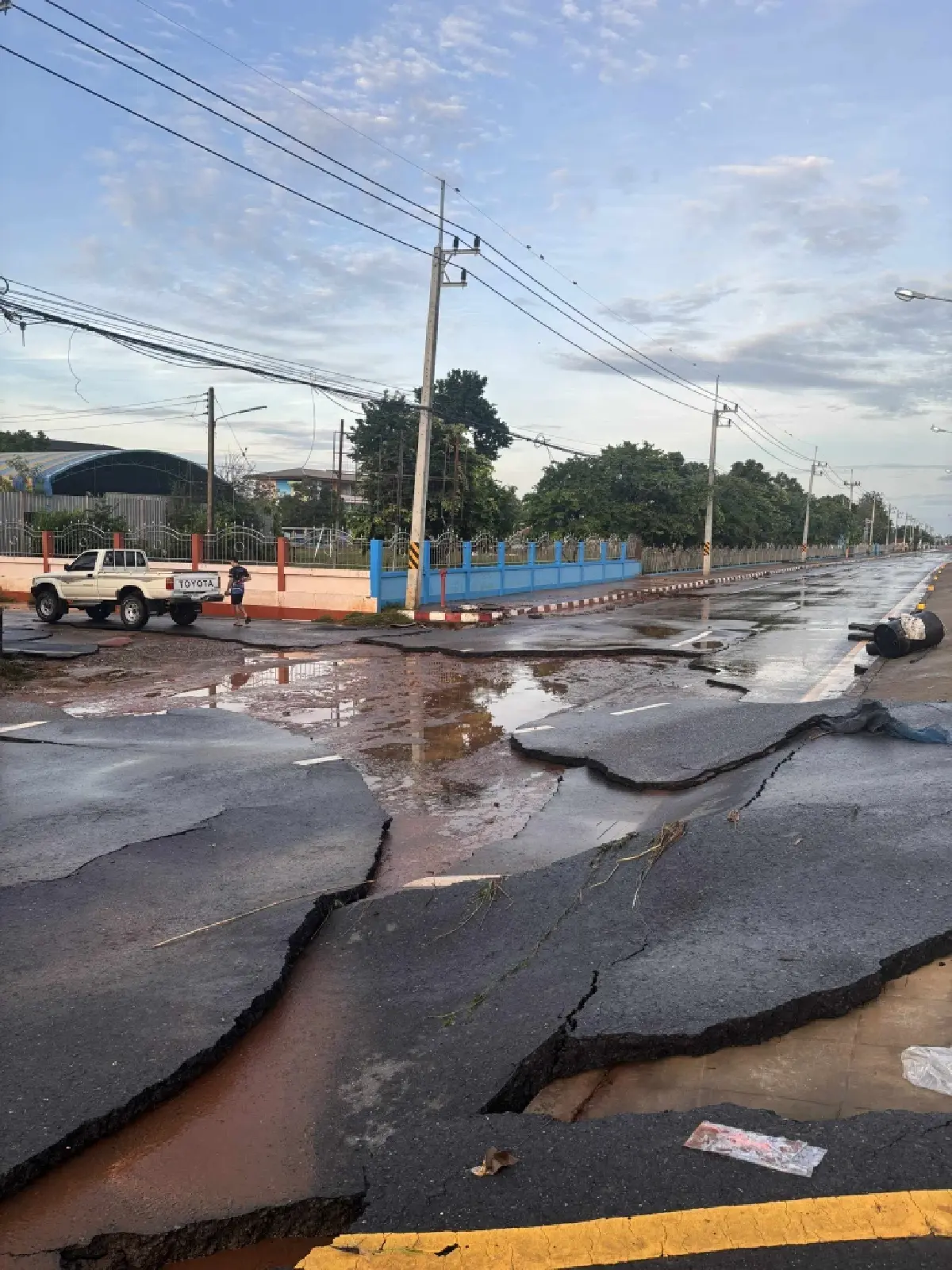 เดือนร้อนหนัก ถนนพิมาย-ชุมพวง พังยับหลังน้ำลด เดินทางลำบากมาก
