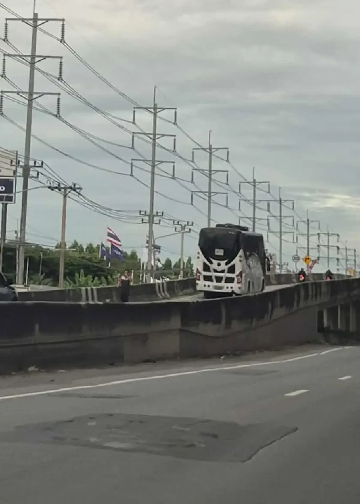 งานเข้าวันศุกร์ รถติดมาก รถบัสจอดเสีย กม.21 ถนนเทพรัตน บางนา-ตราด