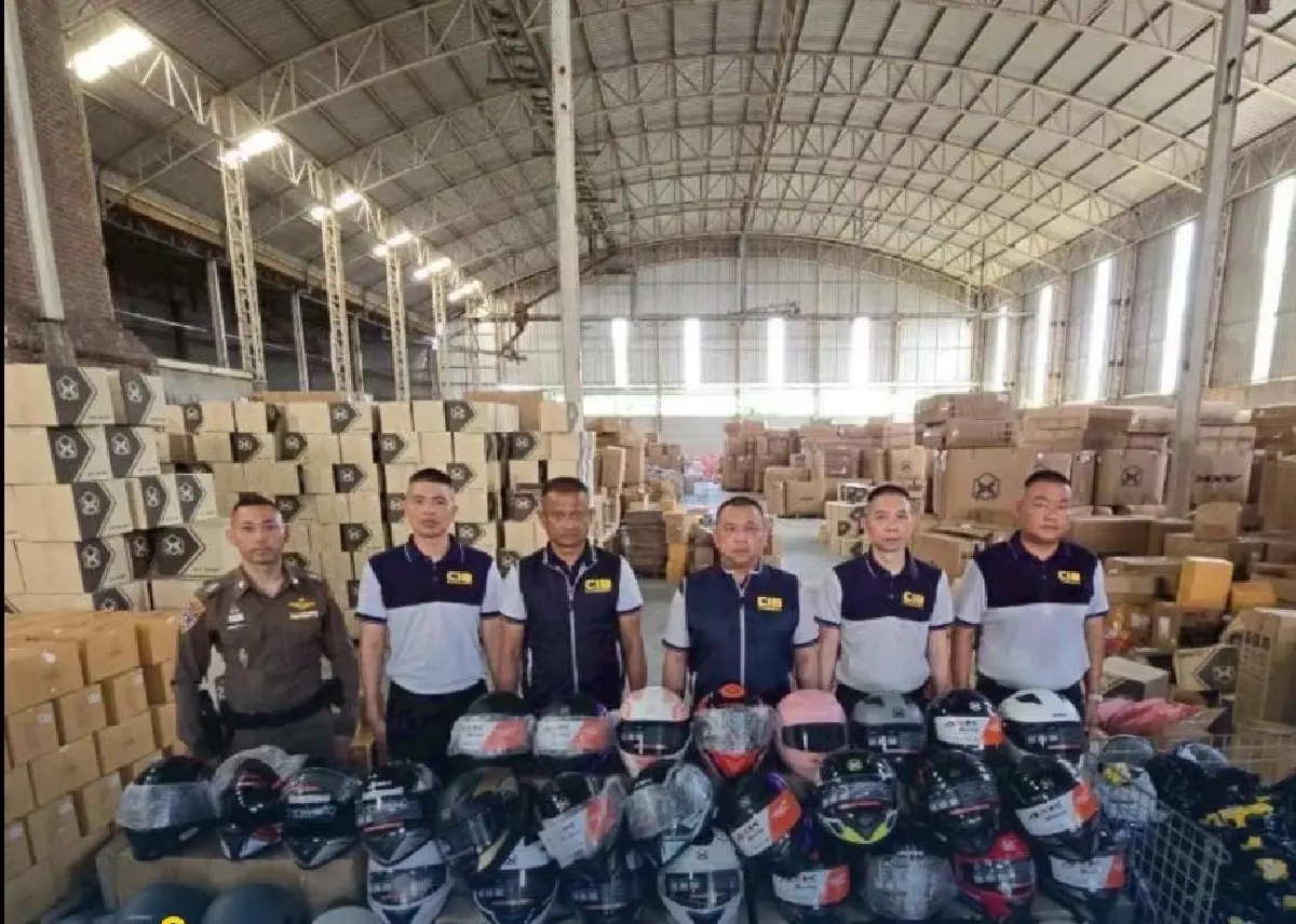 ของปลอมโกดังลับ ยึดหมวกกันน็อคปลั๊กพ่วง นับแสนชิ้น 30 ล้าน