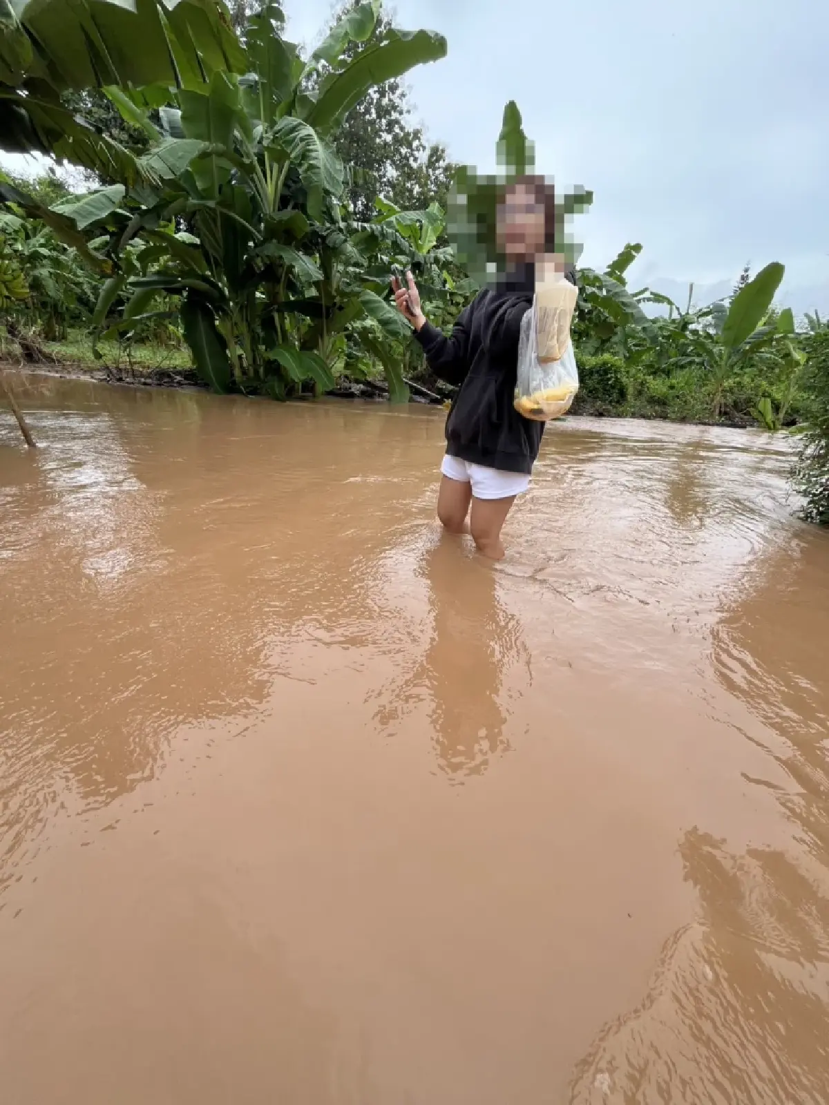 สถานการณ์น้ำท่วมเลย เร่งขนกระสอบทรายต้านแม่น้ำเลย ไหลทะลักท่วม