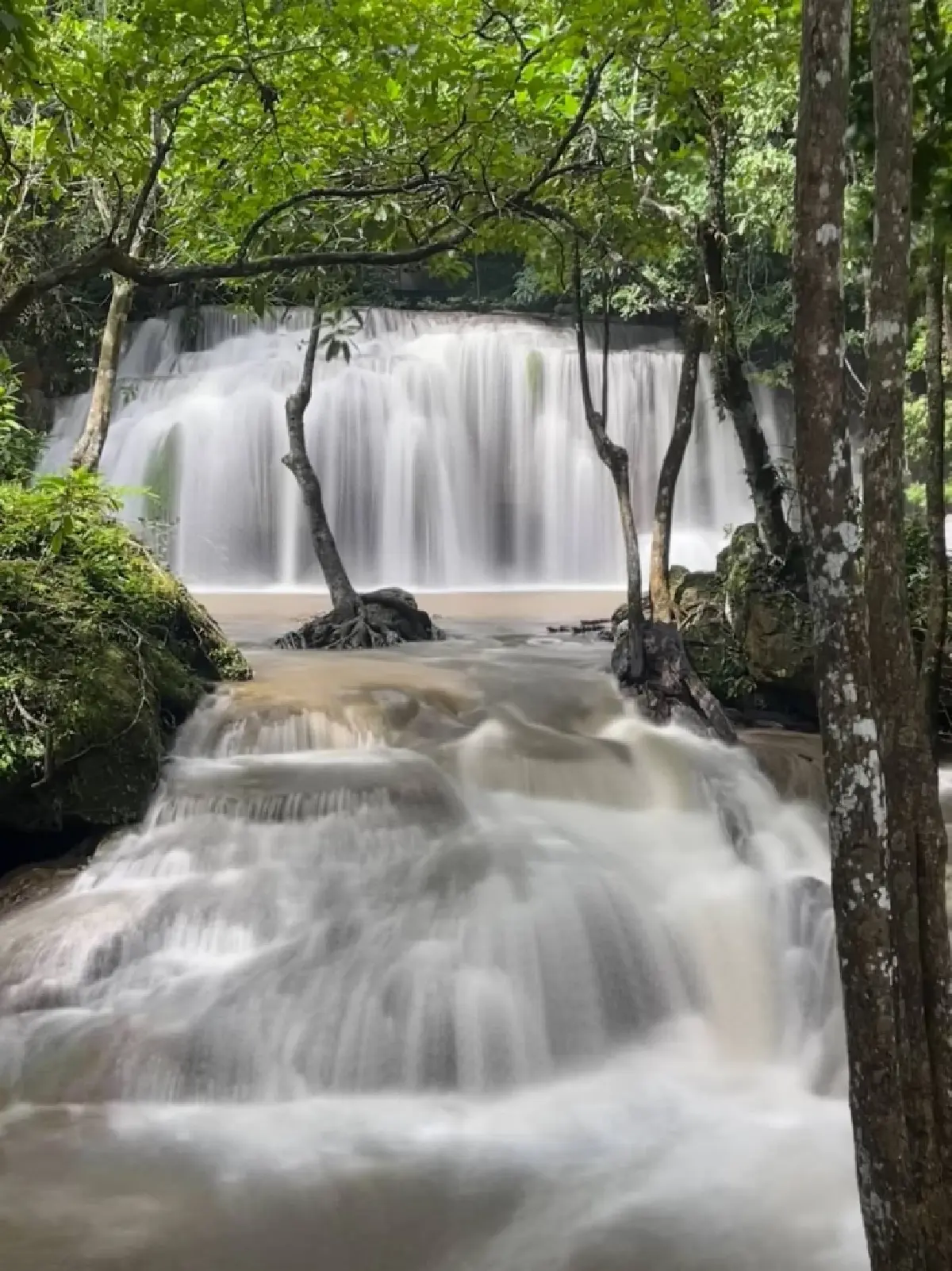 แจ้งเตือน! งดเล่น "น้ำตกเอราวัณ" ชั่วคราว หลังฝนตกหนัก น้ำไหลเชี่ยวแรง