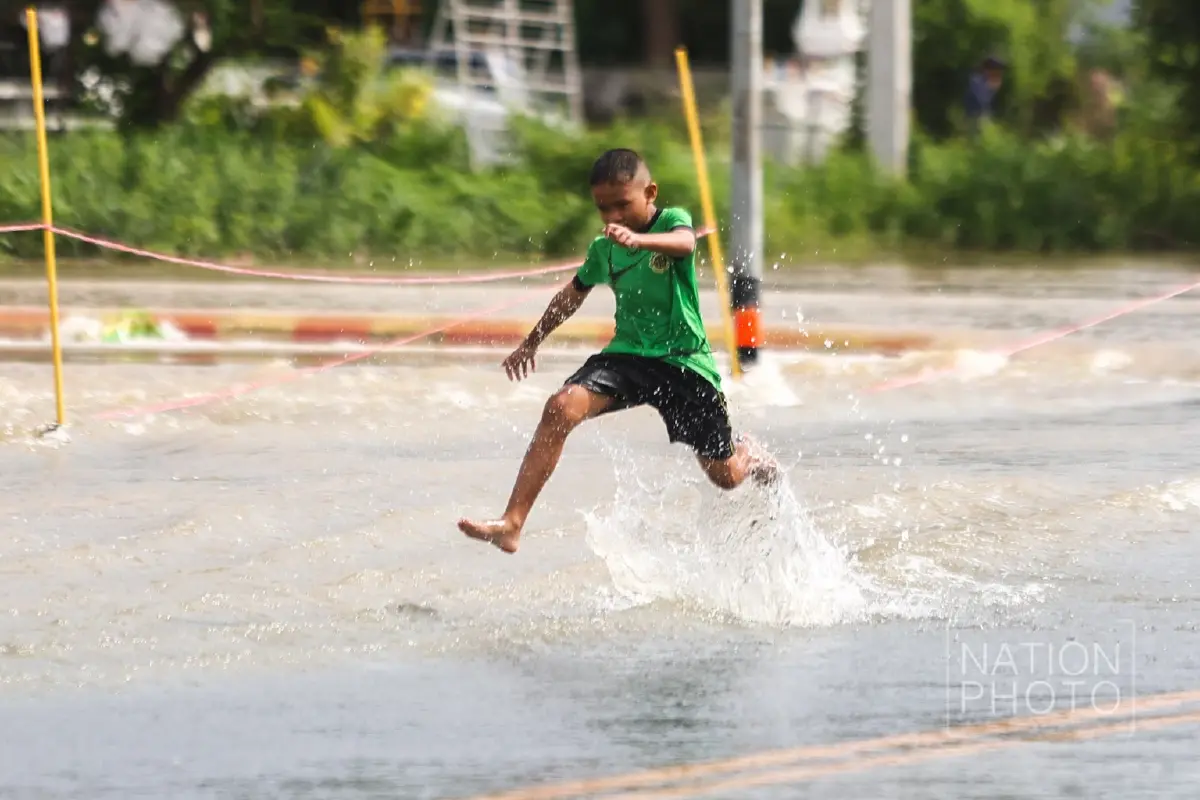พายุบัวลอย พ่นพิษ ฝนตกหนัก น้ำทะลักท่วมถนน "สังขะ-บัวเชด" จ.สุรินทร์