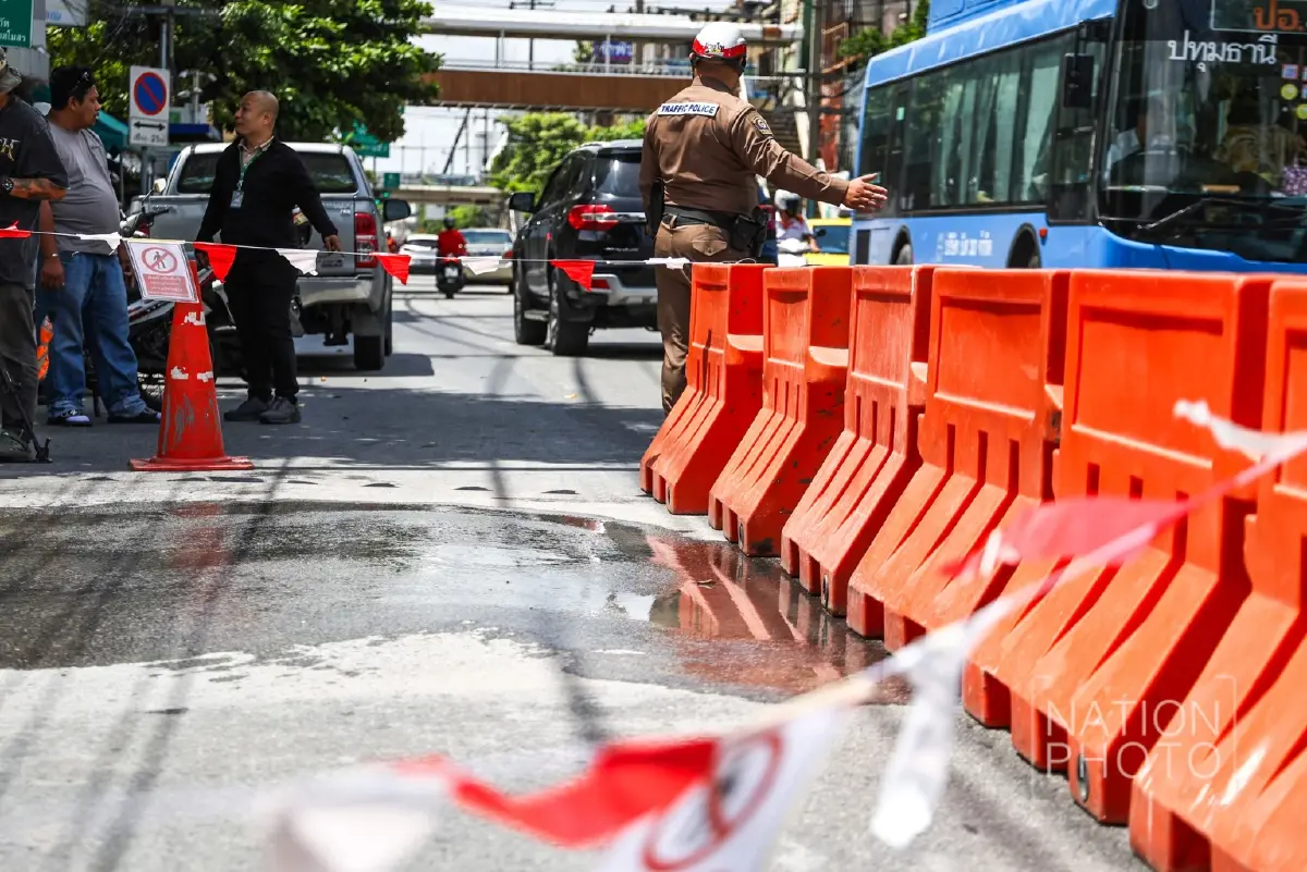 หวั่นหลุมยุบซ้ำรอย! ถนนสามเสน พองตัว มีน้ำซึม ใกล้ถนนทรุดตัว 2 กม.