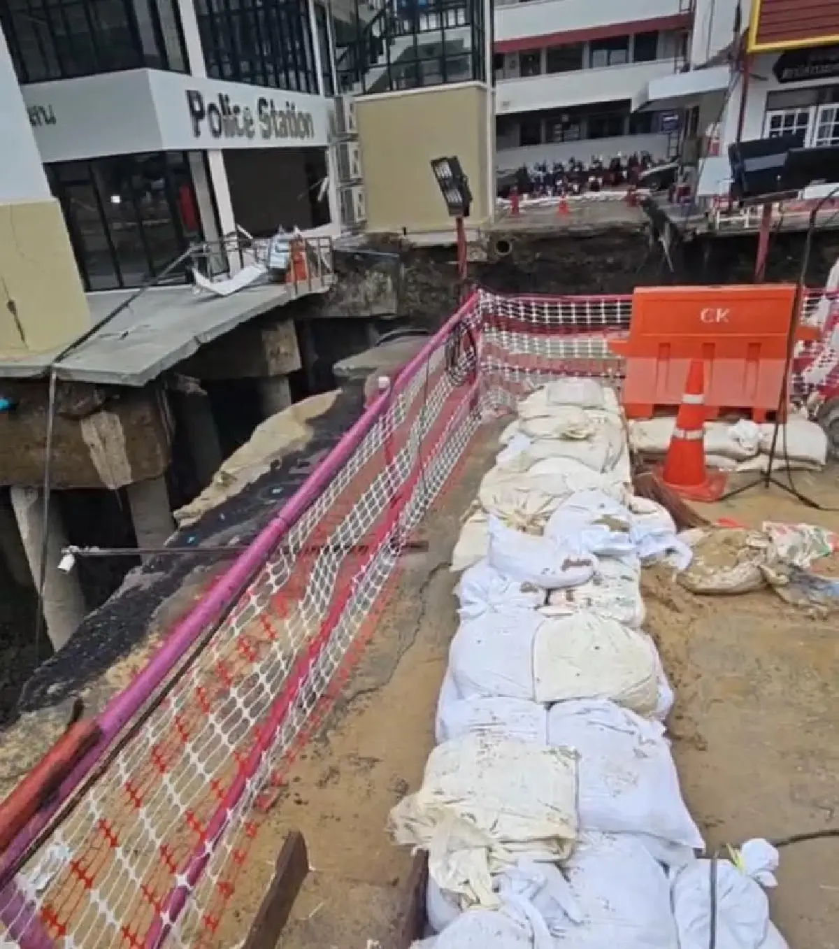 คืบหน้าถนนทรุด รพ.วชิรพยาบาล 'ชัชชาติ' ยันเทคอนกรีต 200 คิวสำเร็จ