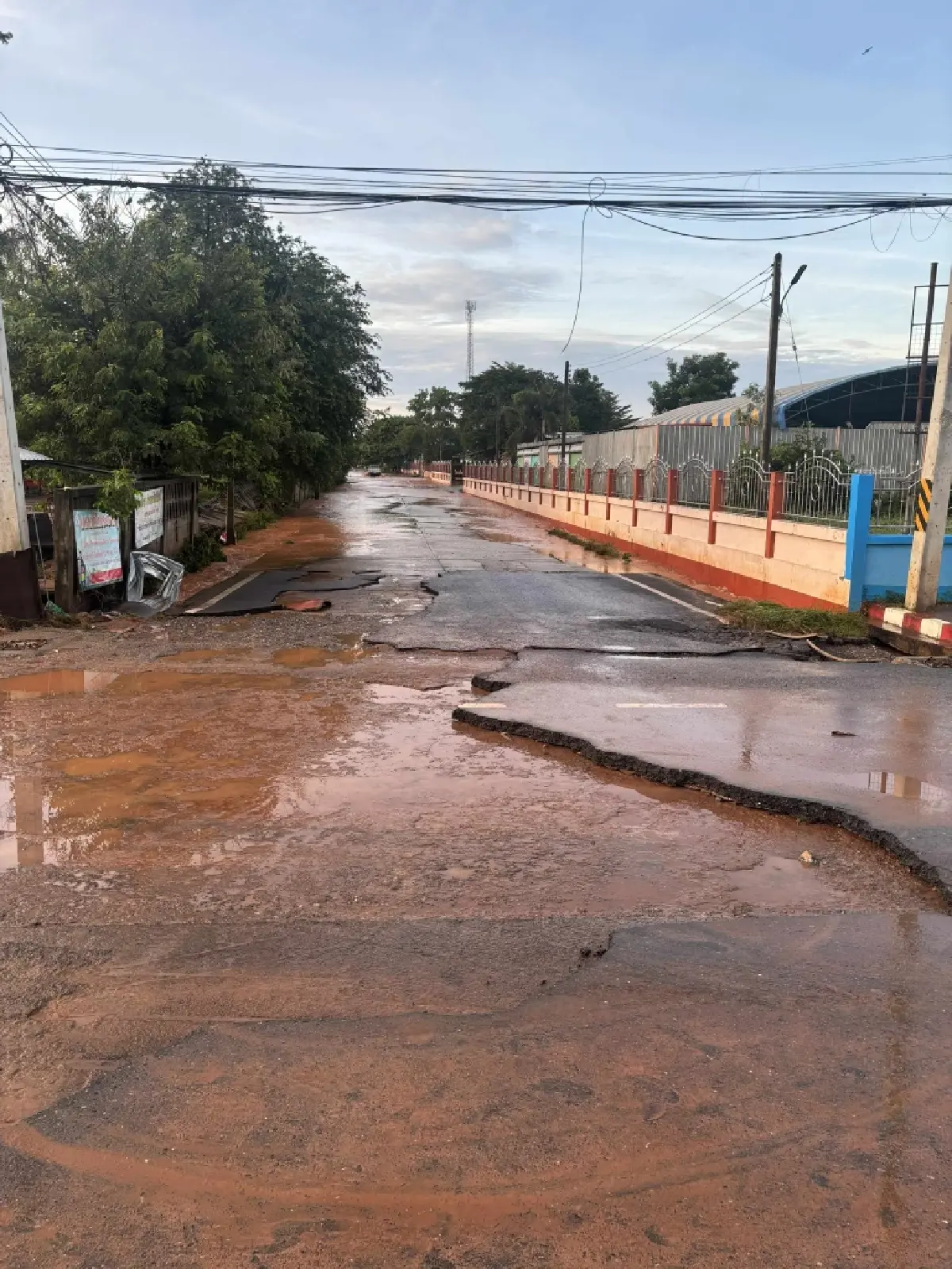 เดือนร้อนหนัก ถนนพิมาย-ชุมพวง พังยับหลังน้ำลด เดินทางลำบากมาก