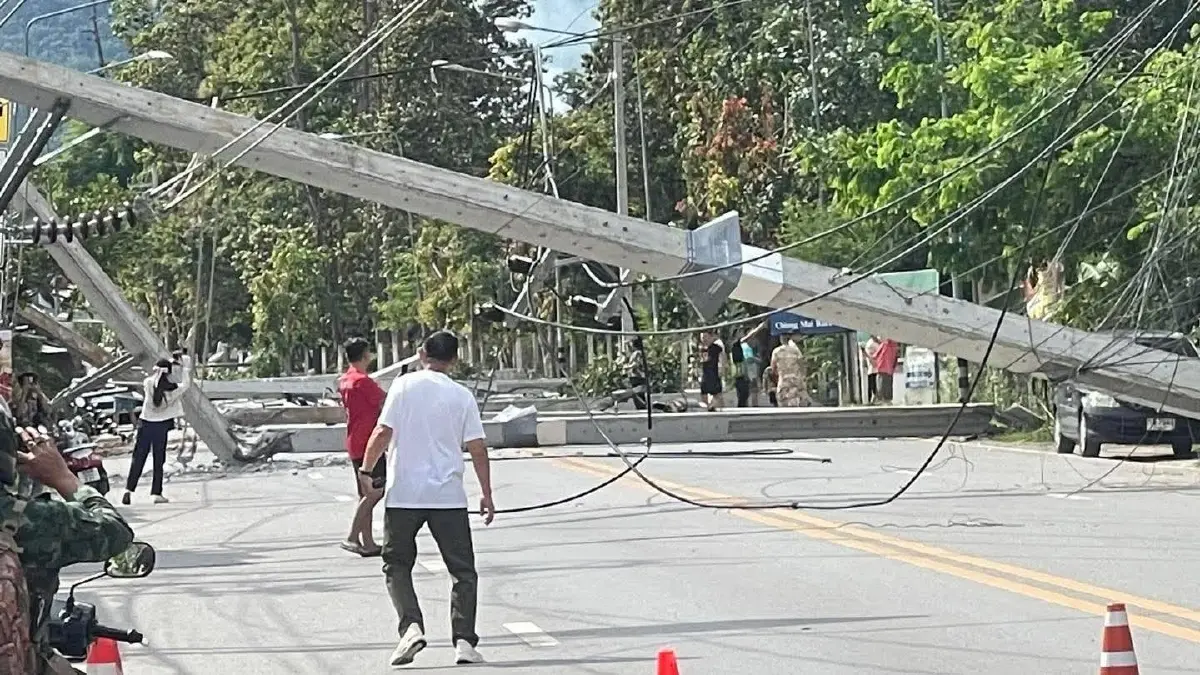 กระทบหนัก ไฟดับเชียงใหม่ เกิดอุบัติเหตุ รถชนเสาไฟฟ้า หน้าตลาดหนองฮ่อ