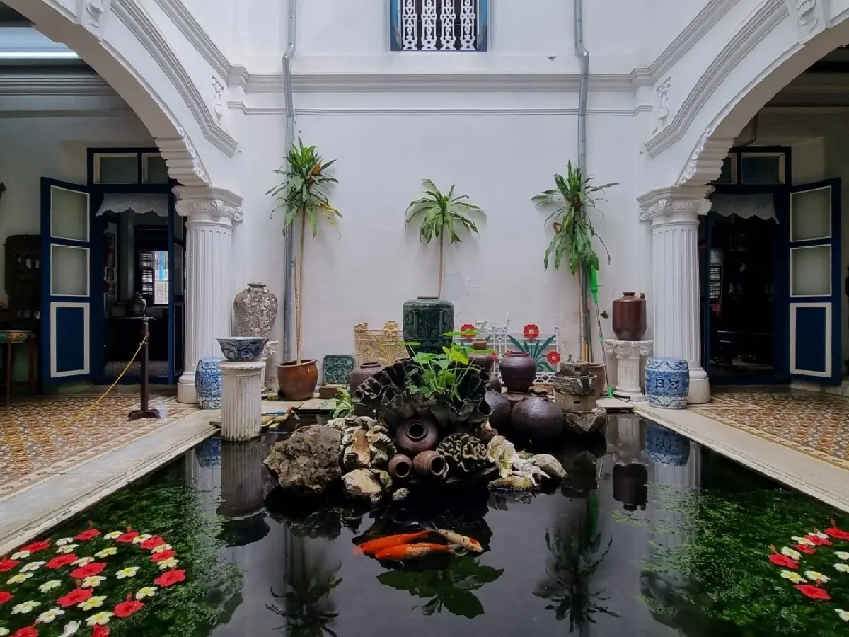 สวมชุด 'บาบ๋าย่าหยา' จิบกาแฟ แลอังมอเหลาที่ ‘บ้านชินประชา’ภูเก็ต