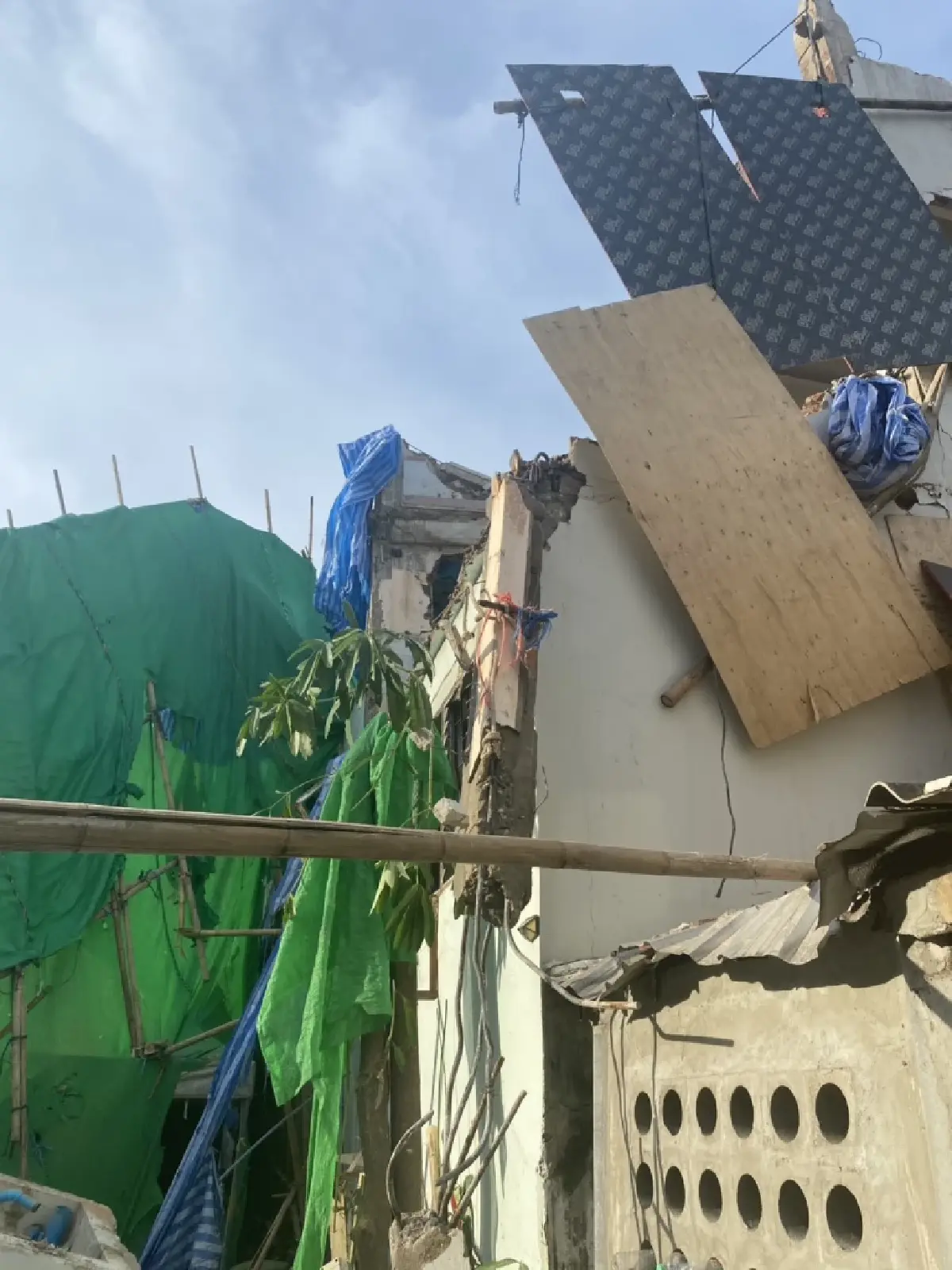 อาคาร 2 ชั้น ย่านรามคำแหง ทรุดตัว ขณะรื้อถอน เจ้าหน้าที่เร่งตรวจสอบ