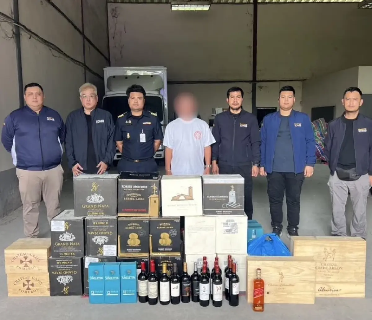 ไวน์ เหล้านอก บุหรี่ หนีภาษีโดนบุก 12 จุด ยึดของกลาง 8,000 รายการ