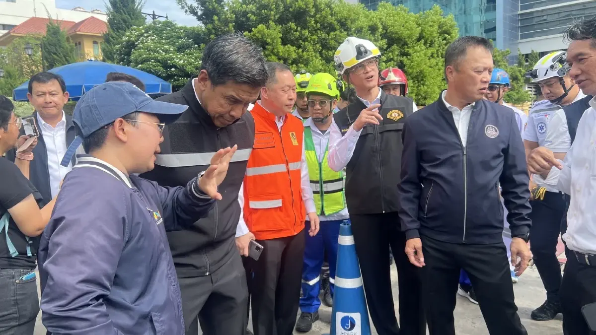 ผู้ว่าฯ กทม.รุดสอบถนนทรุดหน้า วชิรพยาบาล - ปภ.ส่งทีมพิเศษช่วย