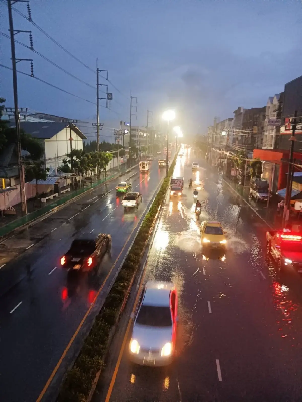 โรงเรียนหยุด 13 แห่ง พื้นที่สมุทรปราการ น้ำท่วมหนัก-น้ำทะเลหนุน