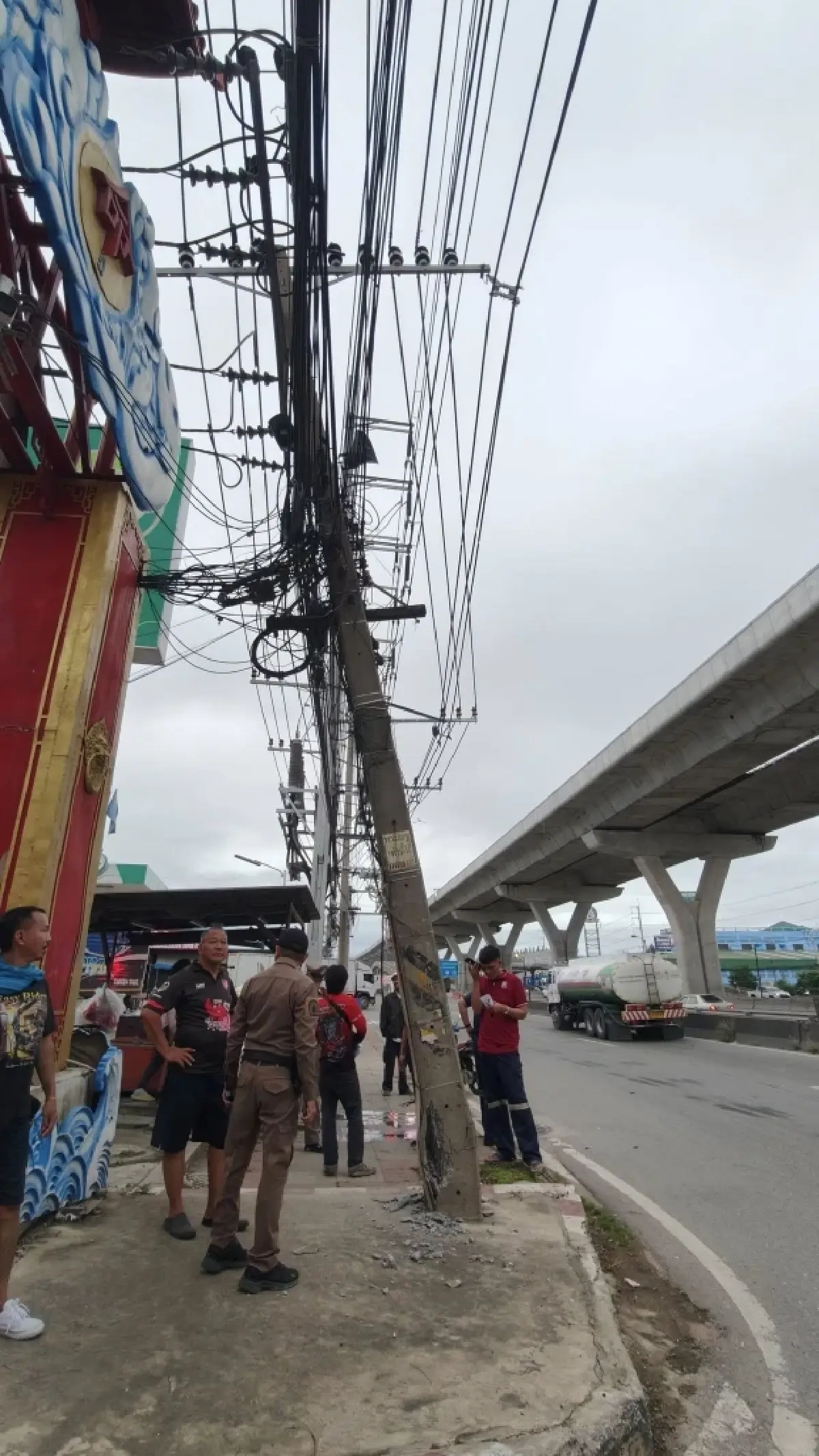 สมุทรสาครวุ่น ไฟดับรถติดถนนพระราม 2 รถเทรลเลอร์ชนเสาไฟฟ้าแรงสูง