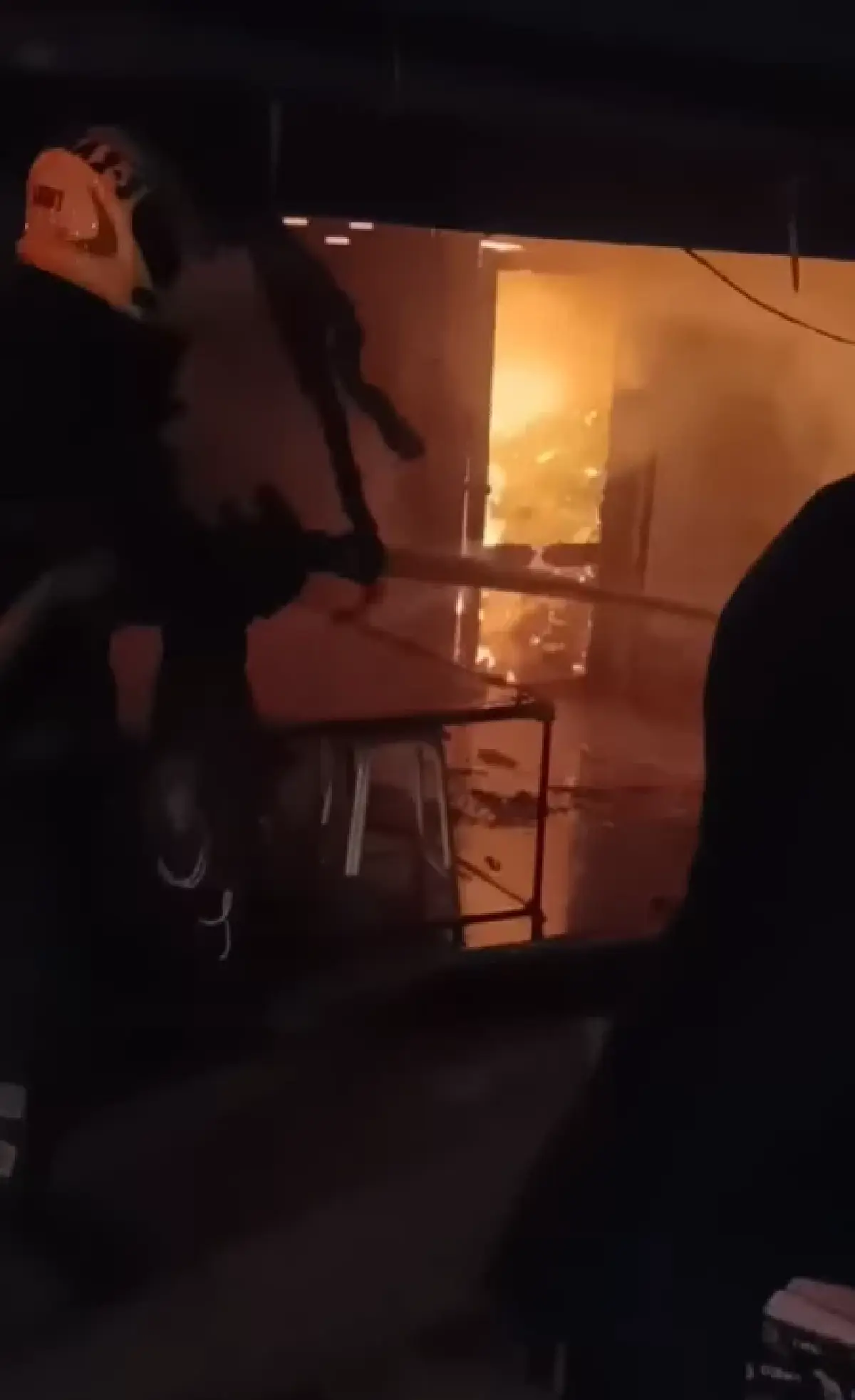 เกิดเหตุไฟไหม้บ้านย่านซอยแบริ่ง เจ้าหน้าที่กำลังเร่งดับเพลิง