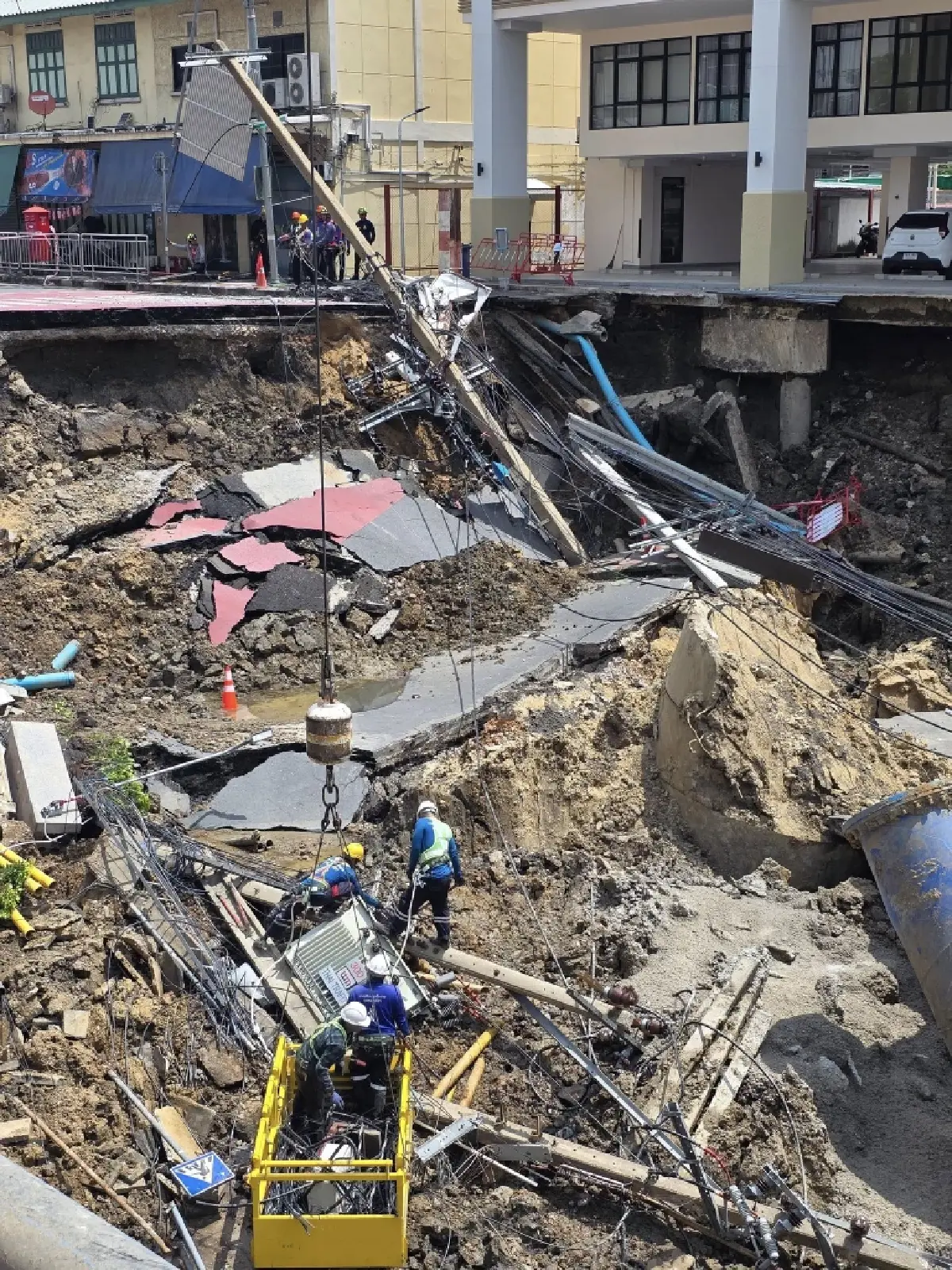 คืบหน้า ถนนสามเสนทรุดตัว เร่งถมปูน 4,000 ลบ.ม. คาดแล้วเสร็จ 8 ต.ค.