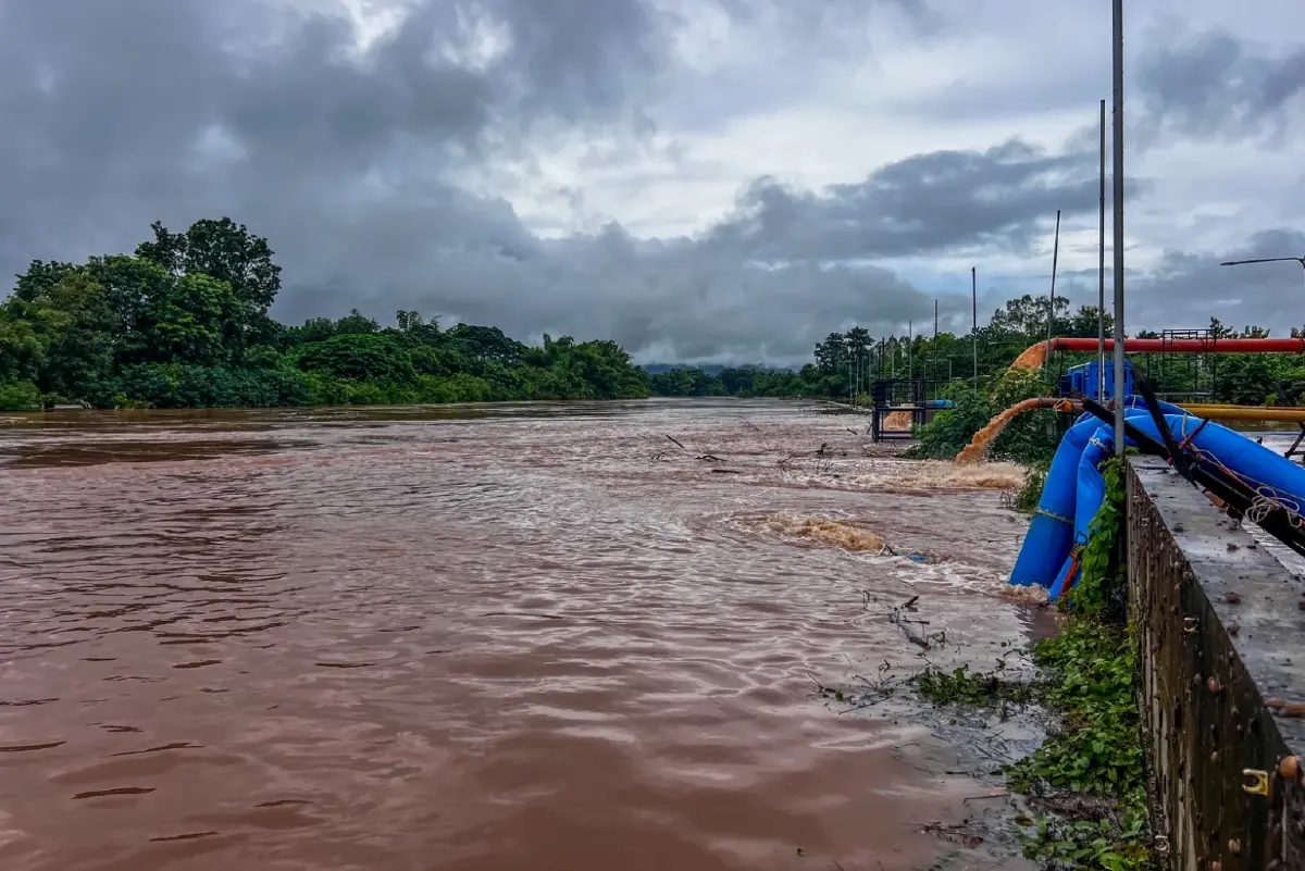 สถานการณ์น้ำท่วมเลย เร่งขนกระสอบทรายต้านแม่น้ำเลย ไหลทะลักท่วม