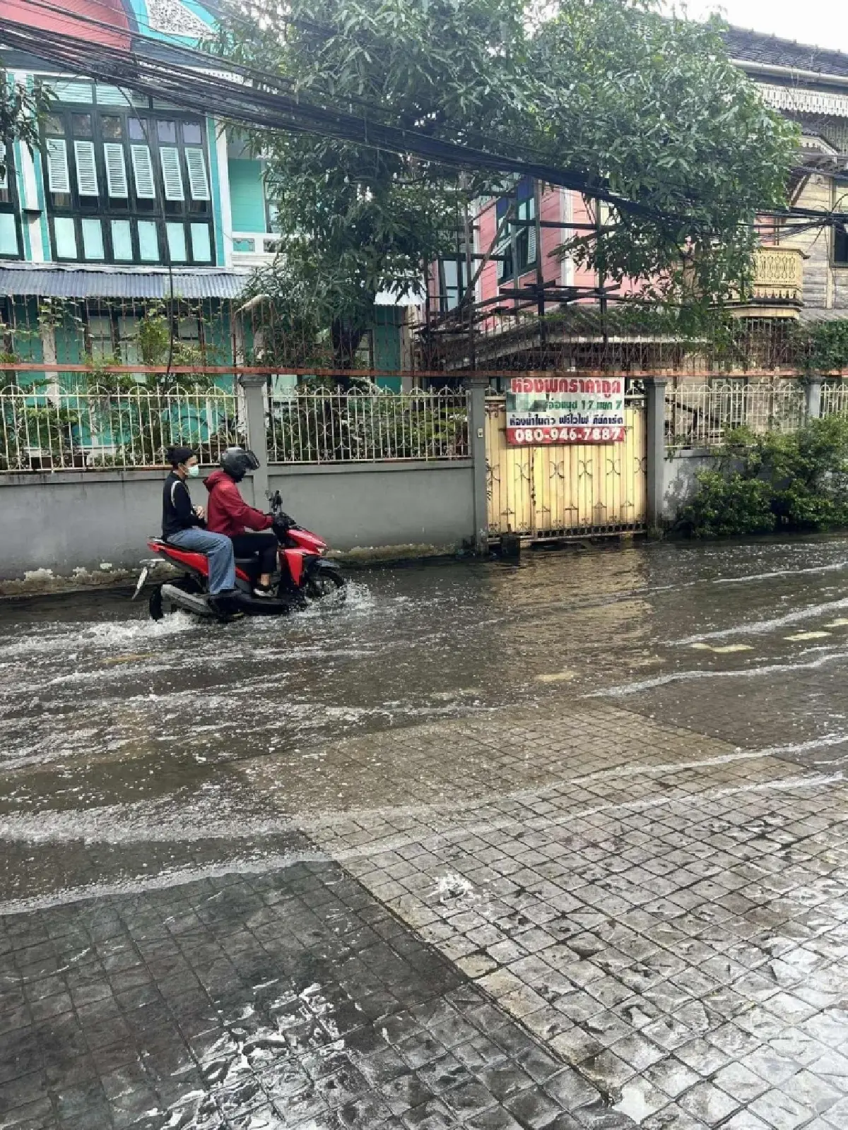 รถติด น้ำท่วมกรุงเทพ น้ำรอระบาย สุขุมวิท พัฒนาการ ศรีนครินทร์ เช็ก