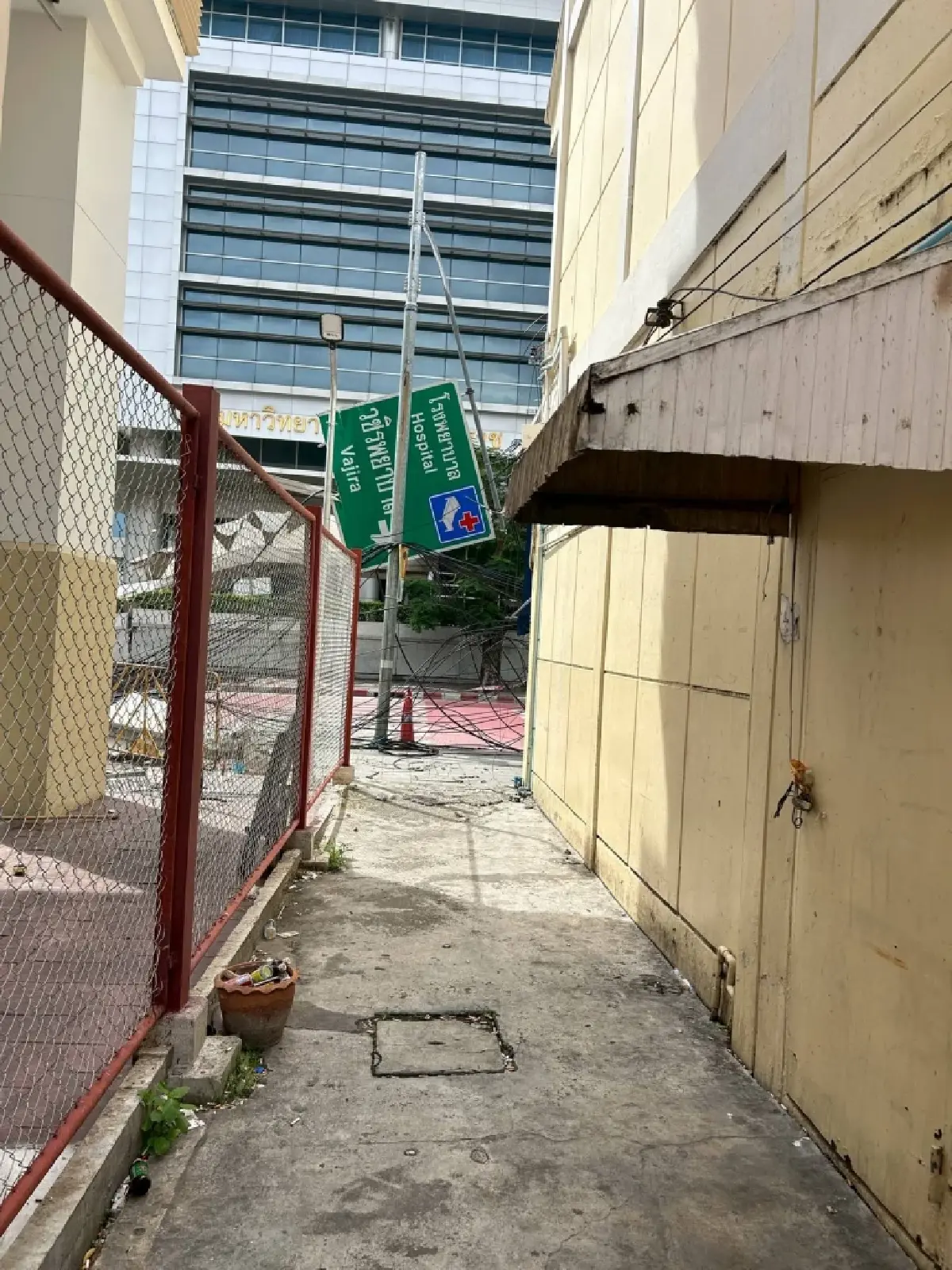 เช็ก! เขตดุสิต เปิดศูนย์เยียวยาผู้ได้รับผลกระทบ ถนนทรุด หน้า รพ.วชิรพยาบาล