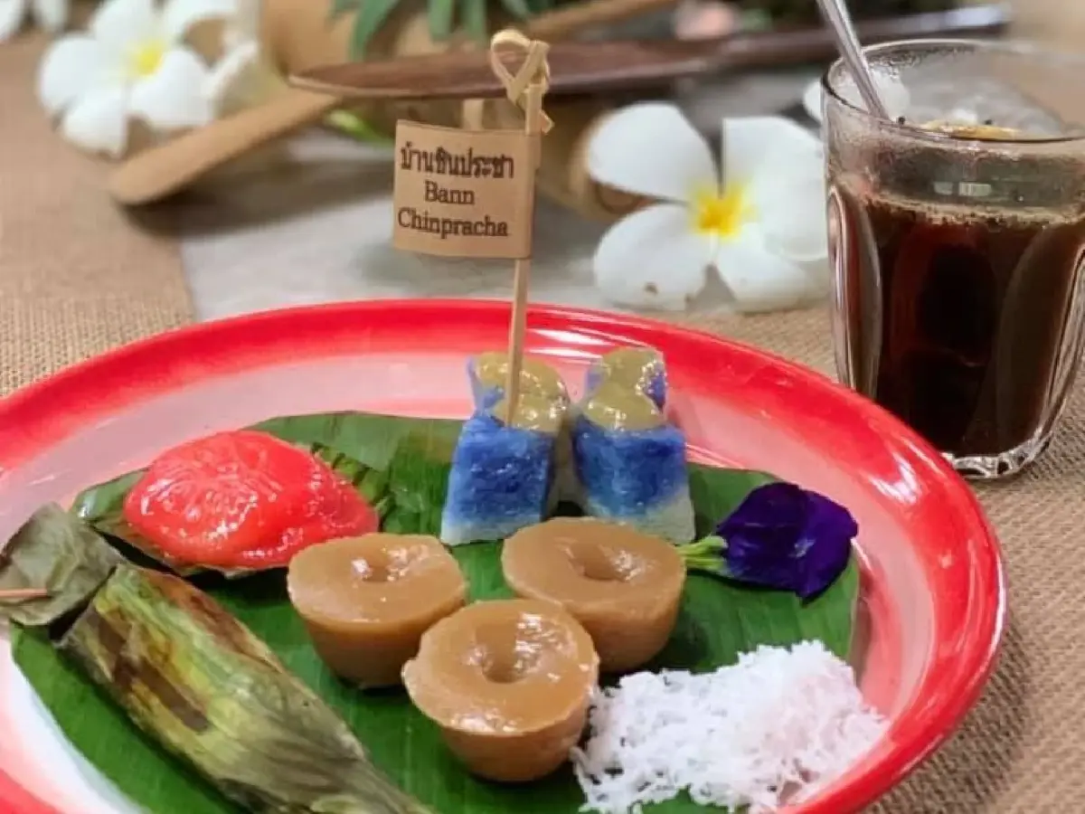 สวมชุด 'บาบ๋าย่าหยา' จิบกาแฟ แลอังมอเหลาที่ ‘บ้านชินประชา’ภูเก็ต