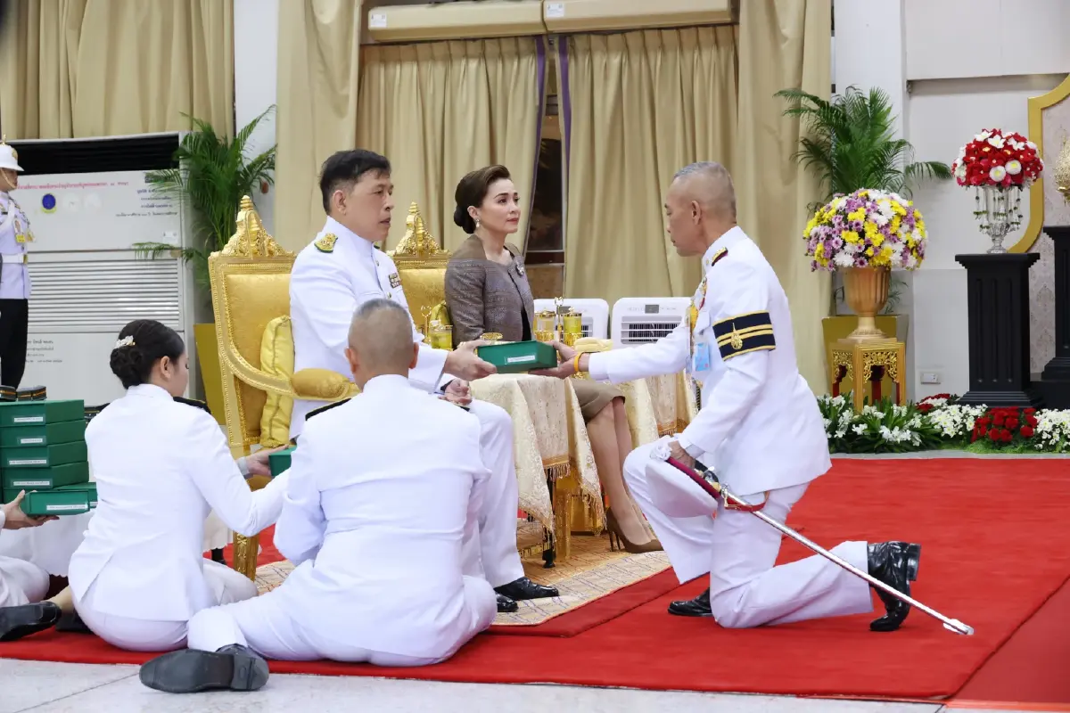 ในหลวง-พระราชินี ทรงวางพวงมาลา ถวายราชสักการะ เนื่องใน วันมหิดล