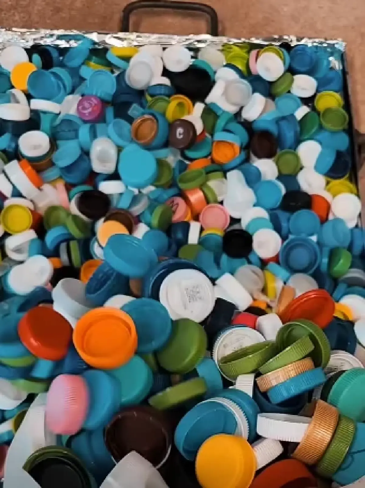 รับบริจาคฝาขวดพลาสติก สร้างโต๊ะ - เก้าอี้นักเรียน มอบให้โรงเรียน