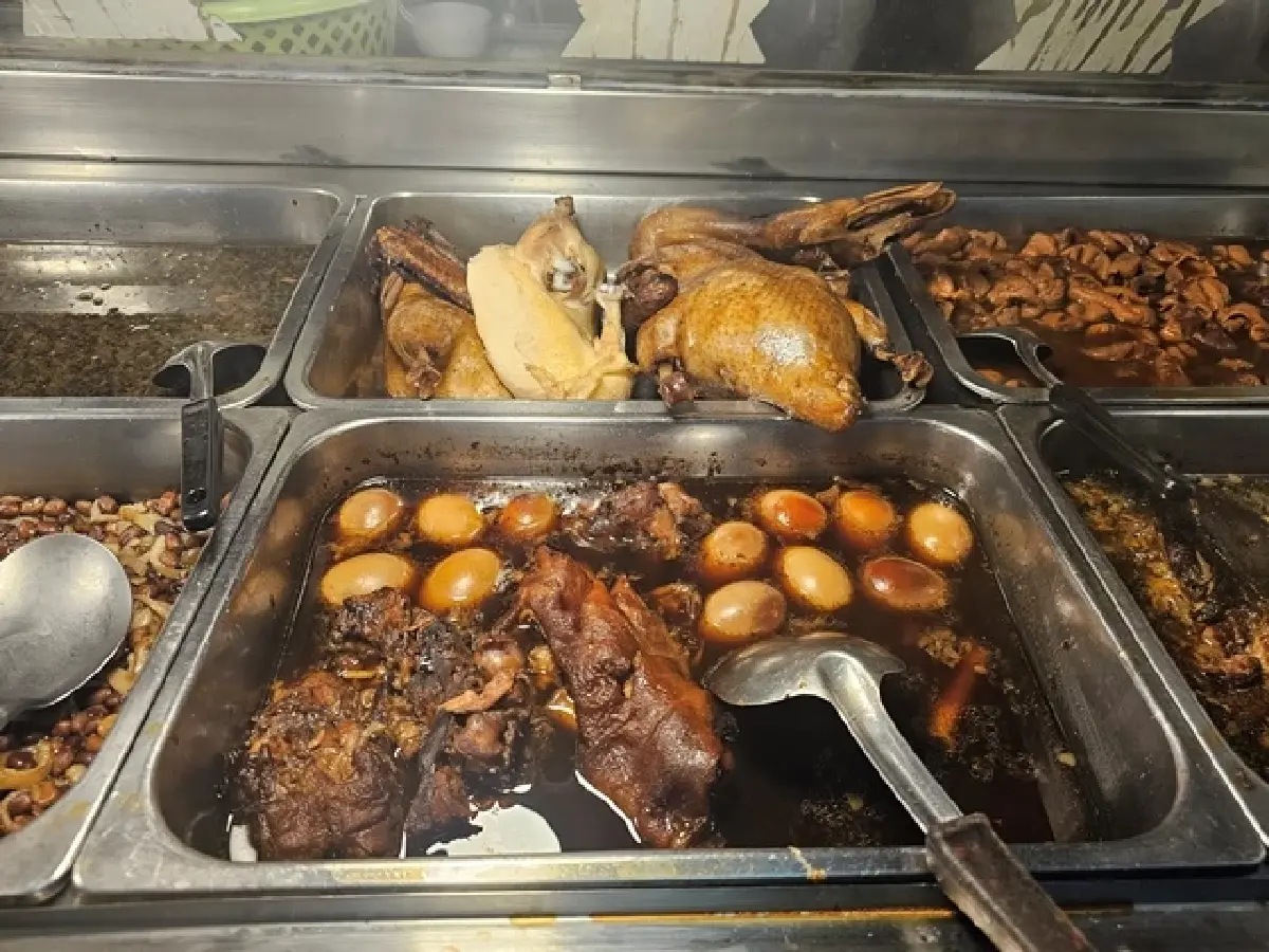 ข้าวต้มเตาถ่าน (ซัวเถา) ‘กับข้าว 60 บาท’ สะอาด อร่อยคุ้มค่า