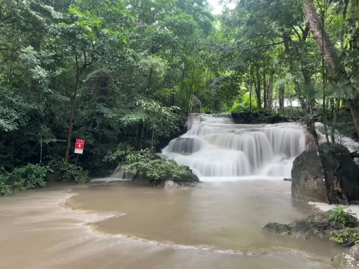 แจ้งเตือน! งดเล่น "น้ำตกเอราวัณ" ชั่วคราว หลังฝนตกหนัก น้ำไหลเชี่ยวแรง
