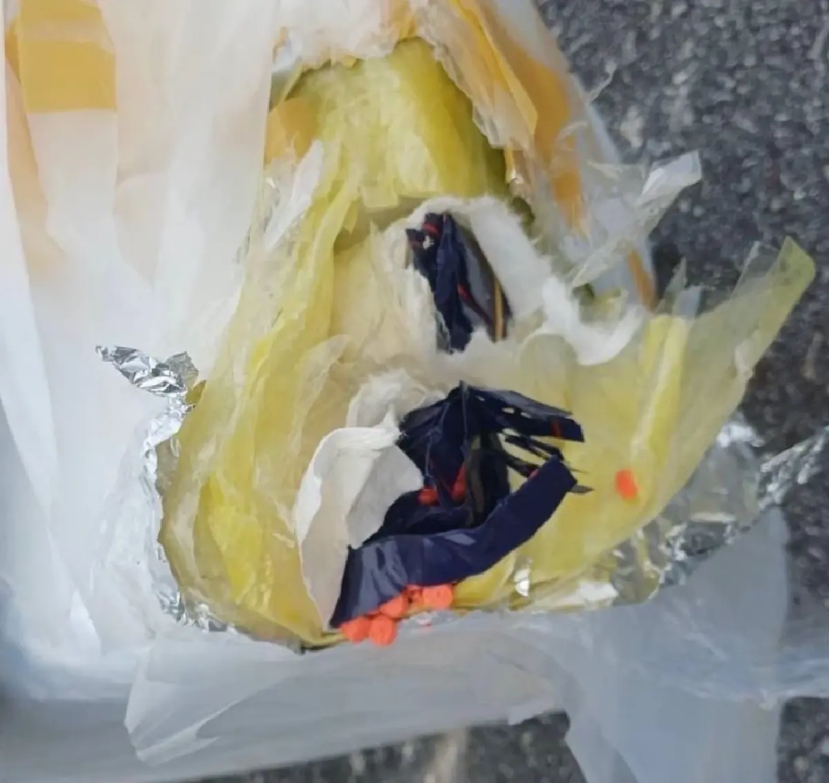 ยาบ้ากระจายเต็มถนน 5 ล้านเม็ด รถบรรทุกเสียหลักพลิกคว่ำ