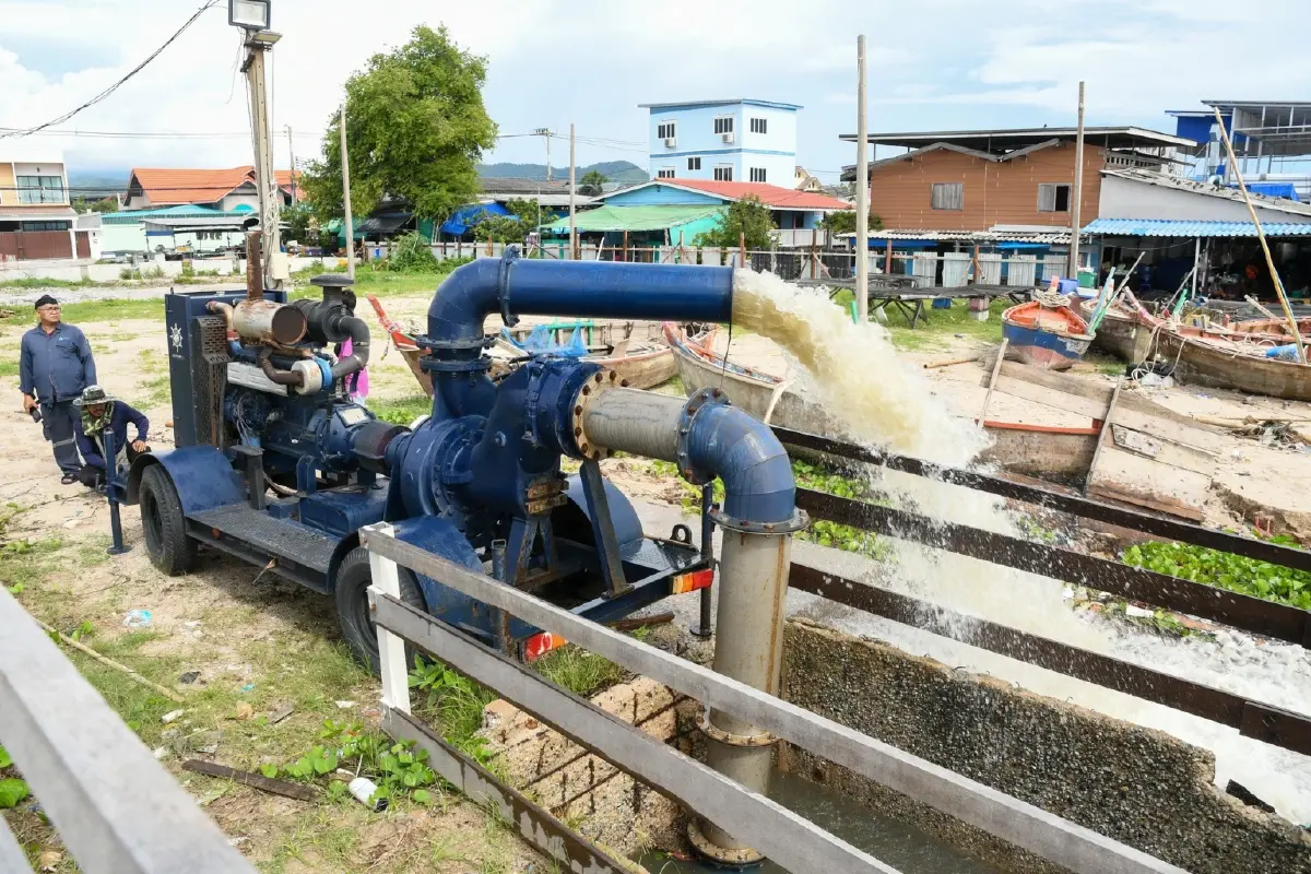 ชลบุรีเร่งระบายน้ำ บรรเทาความเดือดร้อน ฝนตกหนักน้ำท่วมขัง