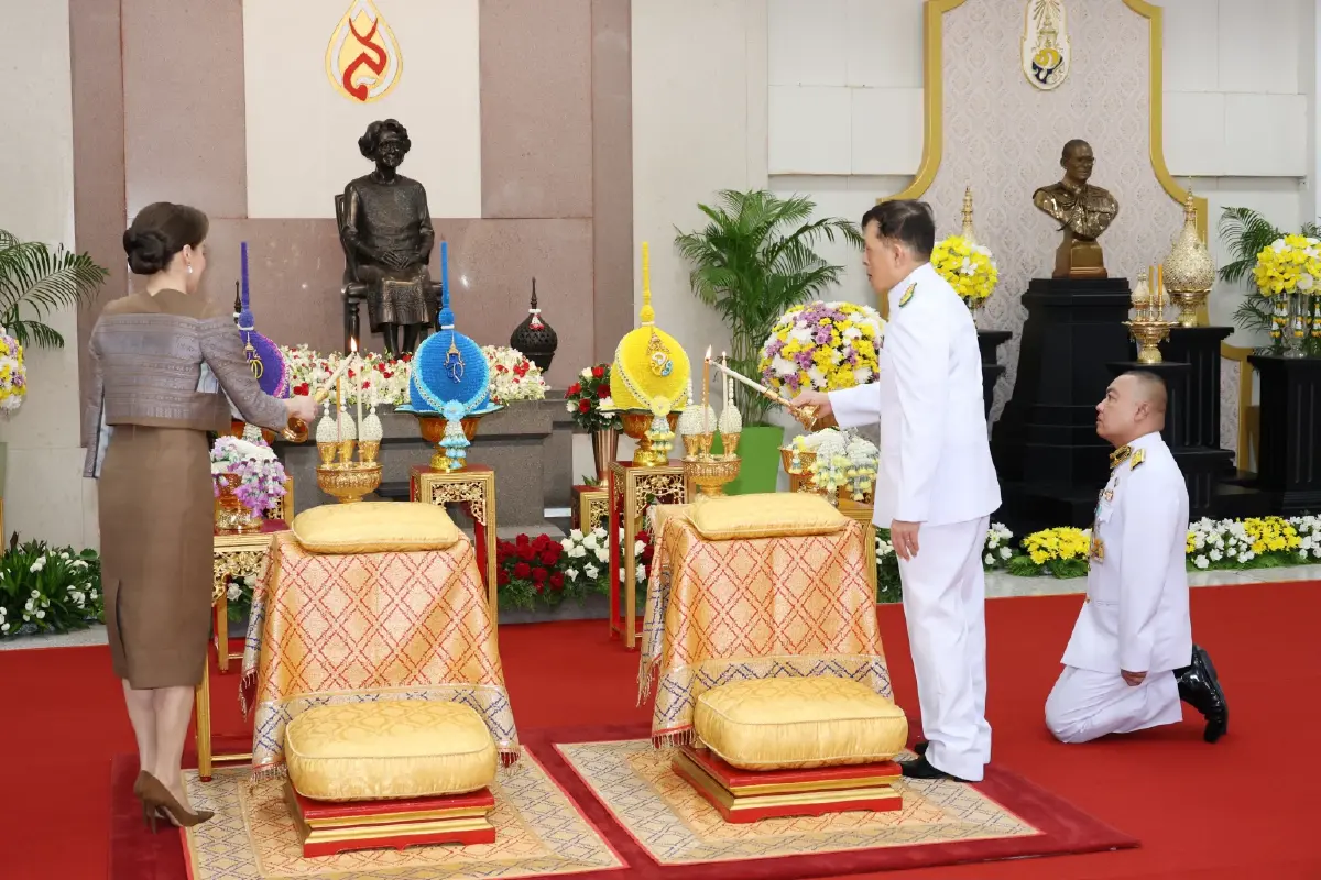 ในหลวง-พระราชินี ทรงวางพวงมาลา ถวายราชสักการะ เนื่องใน วันมหิดล