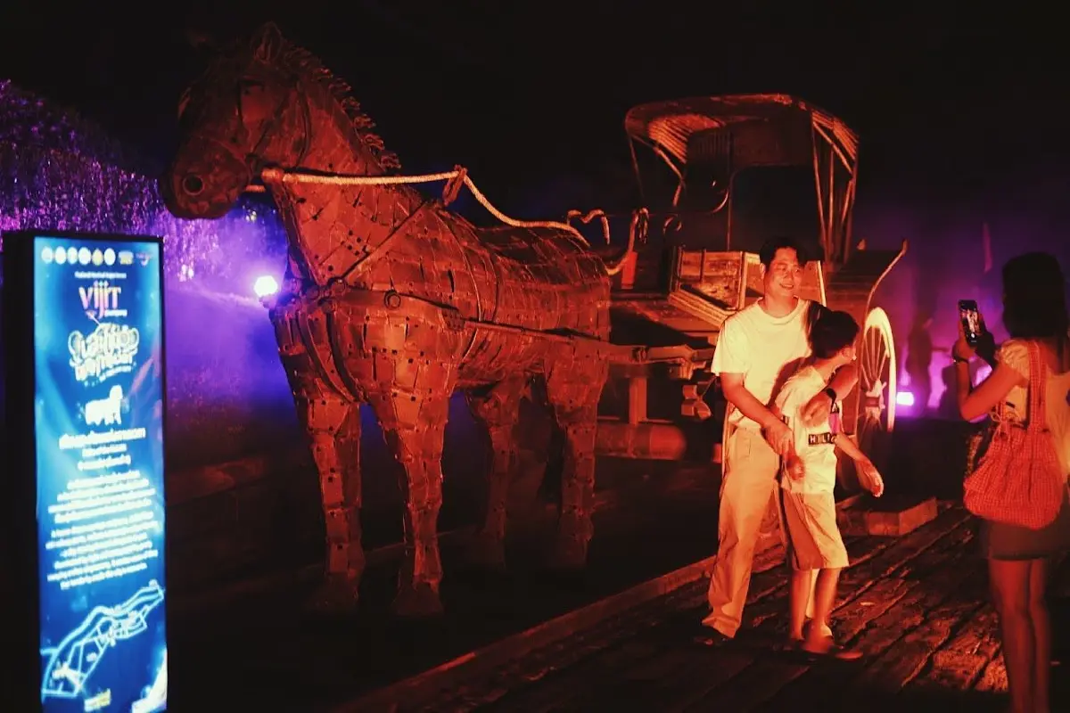 ลำปางสว่างมาก! 'Vijit@ลำปาง' เที่ยวงานไฟในเมืองรถม้า