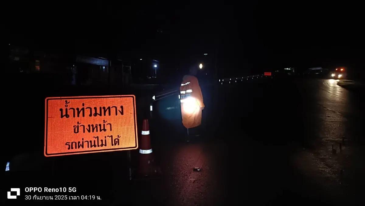 น้ำป่าทะลัก อ.หล่มเก่า น้ำขึ้นสูง สะพานแม่น้ำป่าสัก รถผ่านไม่ได้