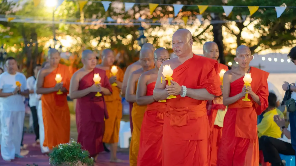 ครั้งหนึ่งในชีวิต! พายเรือไหว้พระขอพร ‘หลวงพ่อศิลา’ กลางกว๊านพะเยา
