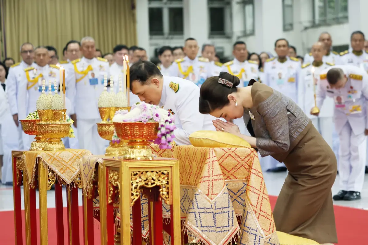 ในหลวง-พระราชินี ทรงวางพวงมาลา ถวายราชสักการะ เนื่องใน วันมหิดล