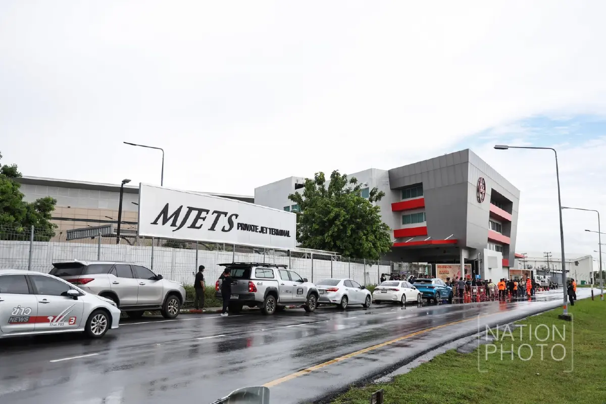 'ทักษิณ' กลับถึงไทยตามนัด ลุ้นไปศาล ฟังคำสั่งบังคับคดี ชั้น 14 พรุ่งนี้