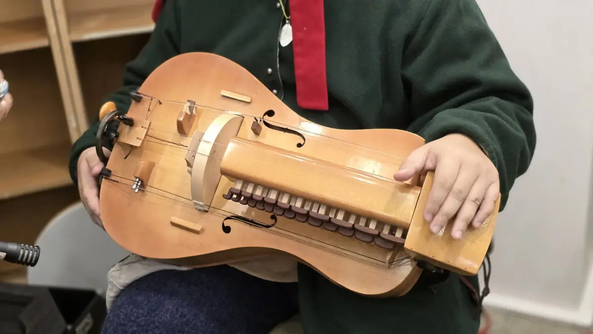 มา ‘เต้นรำ’ กันเถอะ เรียนรู้วิธีการเต้นรำแบบคน ‘ยุคกลาง’