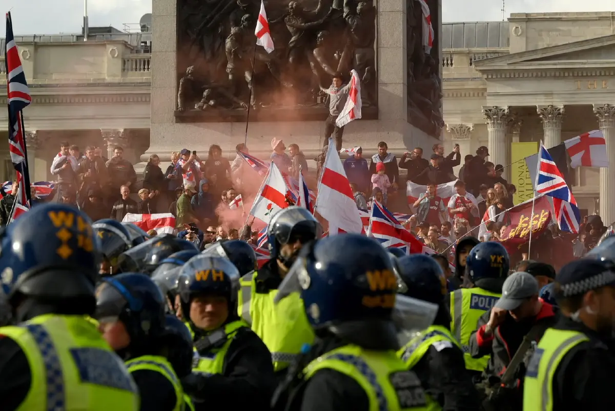 ม็อบฝ่ายขวาอังกฤษ 'ประท้วงนับแสน' ต่อต้านผู้อพยพ เรียกร้องเสรีภาพการพูด