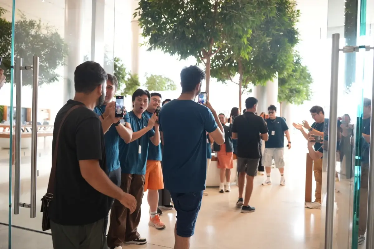 Apple Store ICONSIAM ลูกค้าแห่รับ iPhone 17 ล้นหลาม