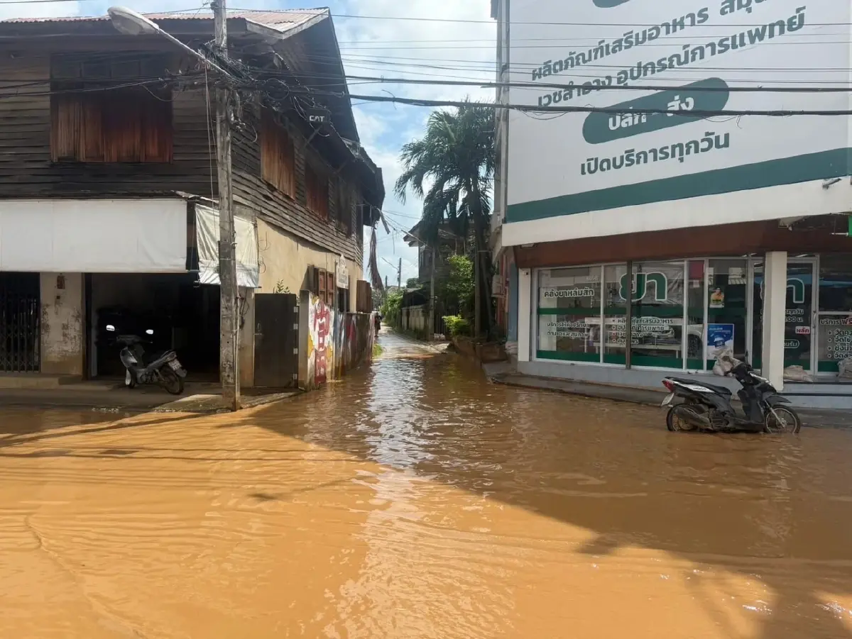 แม่น้ำป่าสักล้นตลิ่ง ไหลท่วมหล่มสัก จ.เพชรบูรณ์ เร่งอพยพชาวบ้าน